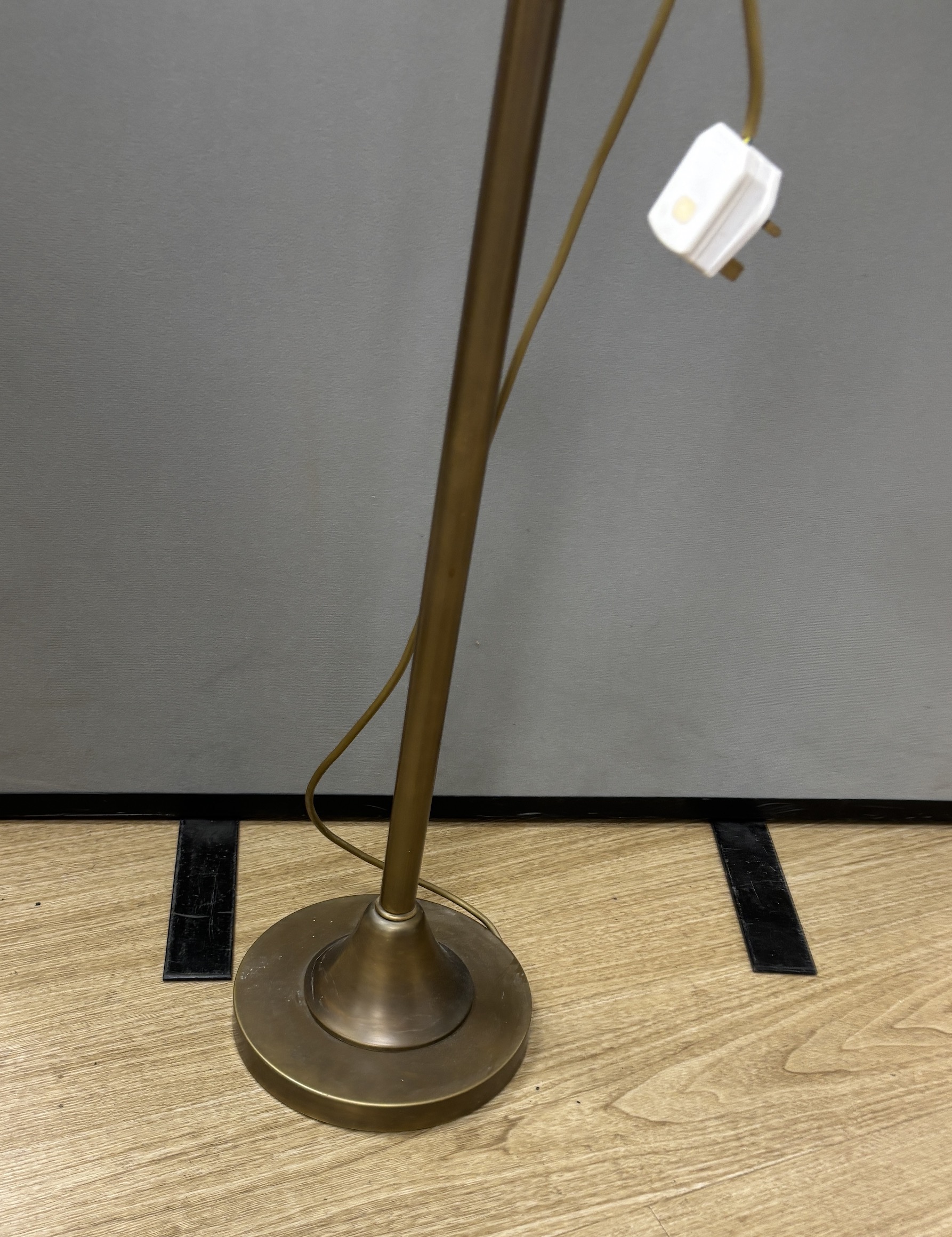 A telescopic lamp standard, height including shade 142cm